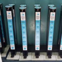 totem sanitizante de manos con pedal